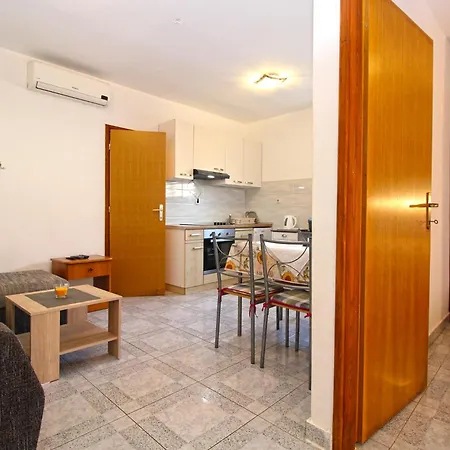 Orange 768 Apartment