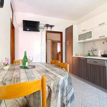 Orange 768 Apartment