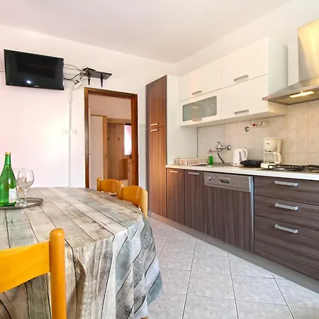 Orange 768 Apartment