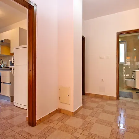 Orange 768 Apartment