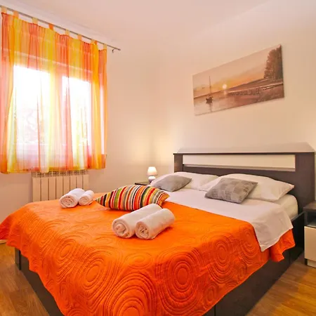 Orange 768 Lejlighed Fažana